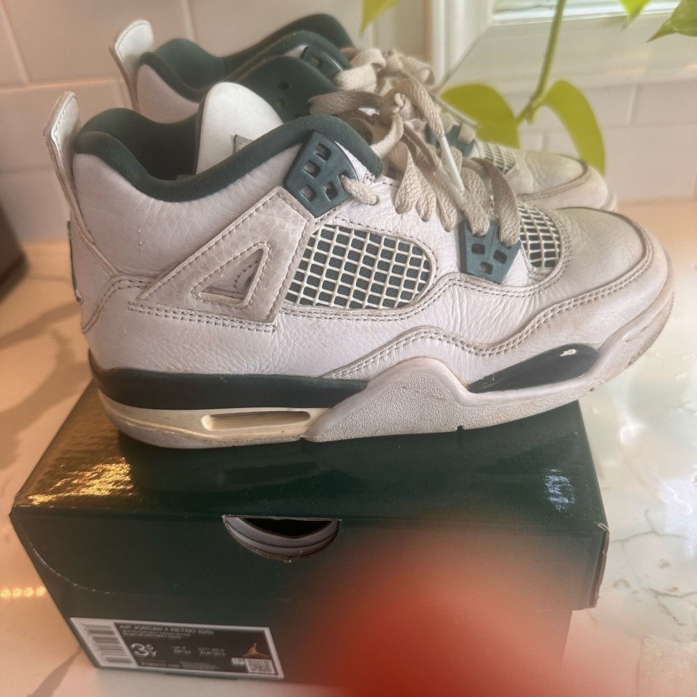 Air Jordan 4 Retro White and Green Sneakers Classic Style